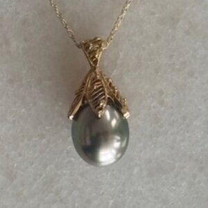 14K yellow gold necklace with Tahitian pearl filigree